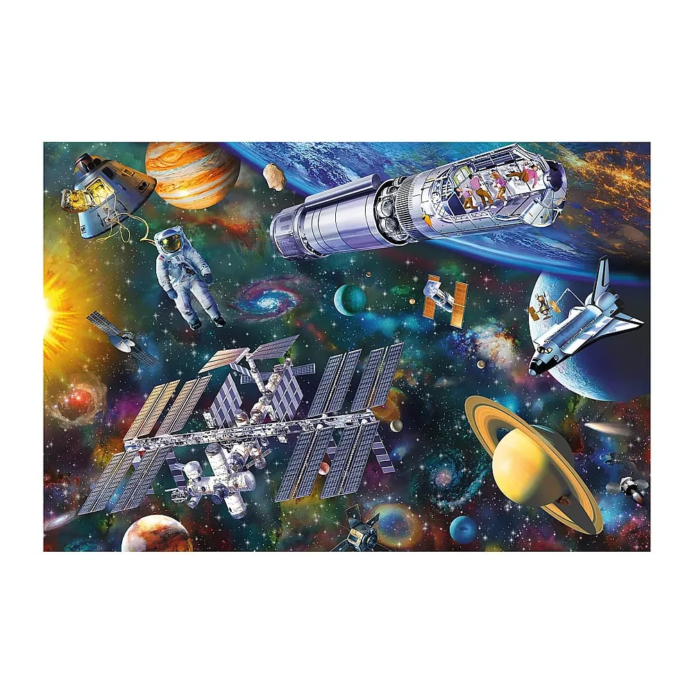Eine illustrierte Raumszene mit ISS, Astronaut, Raumschiff, Planeten und Sternen vor einem bunten Nebel.