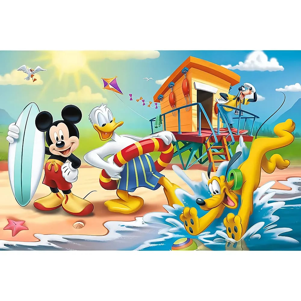Mickey, Donald y Pluto en la playa con caseta de socorrista, mar y sol.