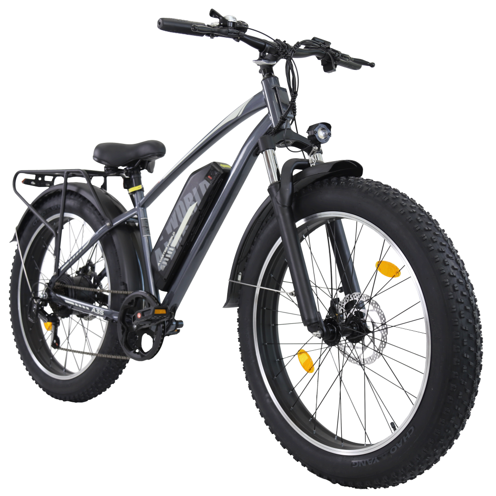 Una bicicleta eléctrica gris con neumáticos anchos, portaequipajes, luz frontal y batería en un fondo blanco.