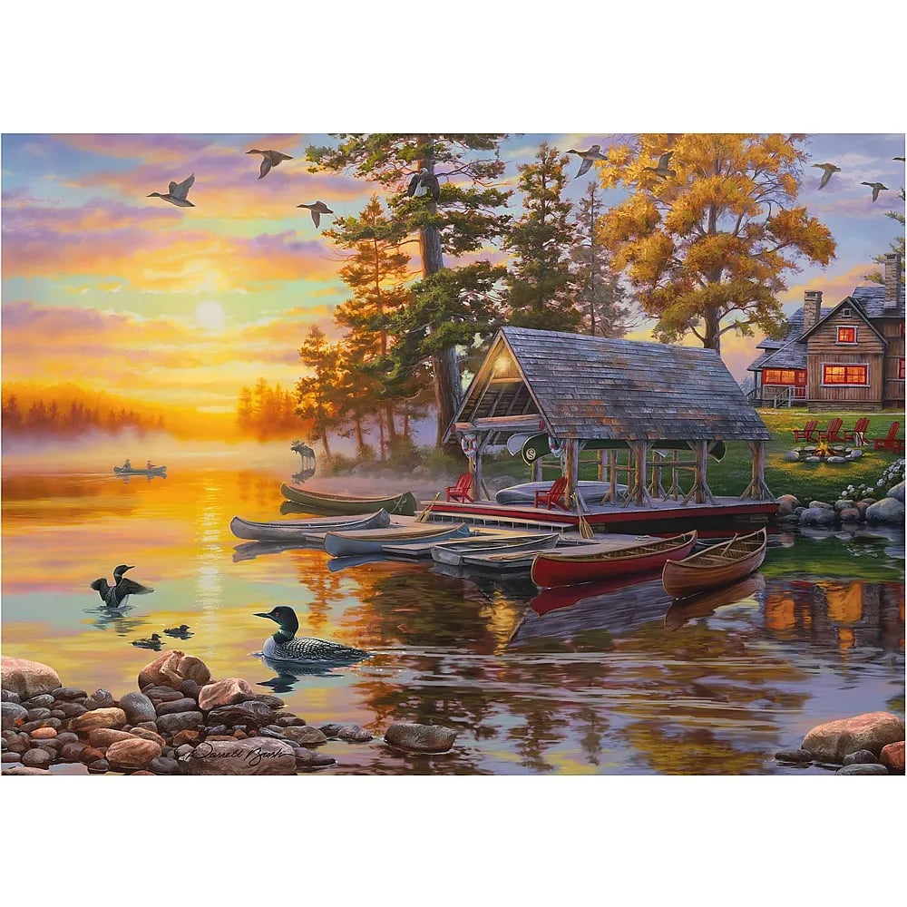 Ein Seehaus bei Sonnenuntergang mit Kanus, Schwäne und Bergen im Hintergrund.