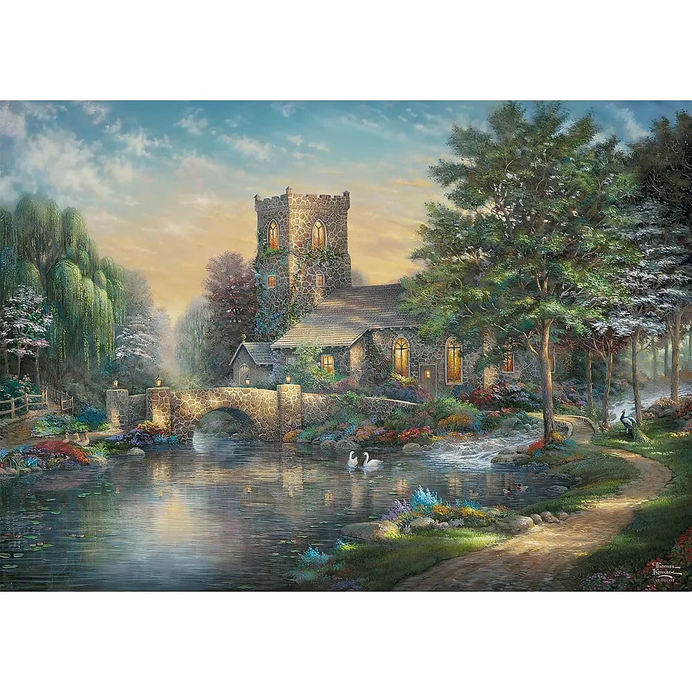 Eine malerische Steinkirche an einem Fluss mit Brücke, Bäumen und zwei Schwänen im Wasser.