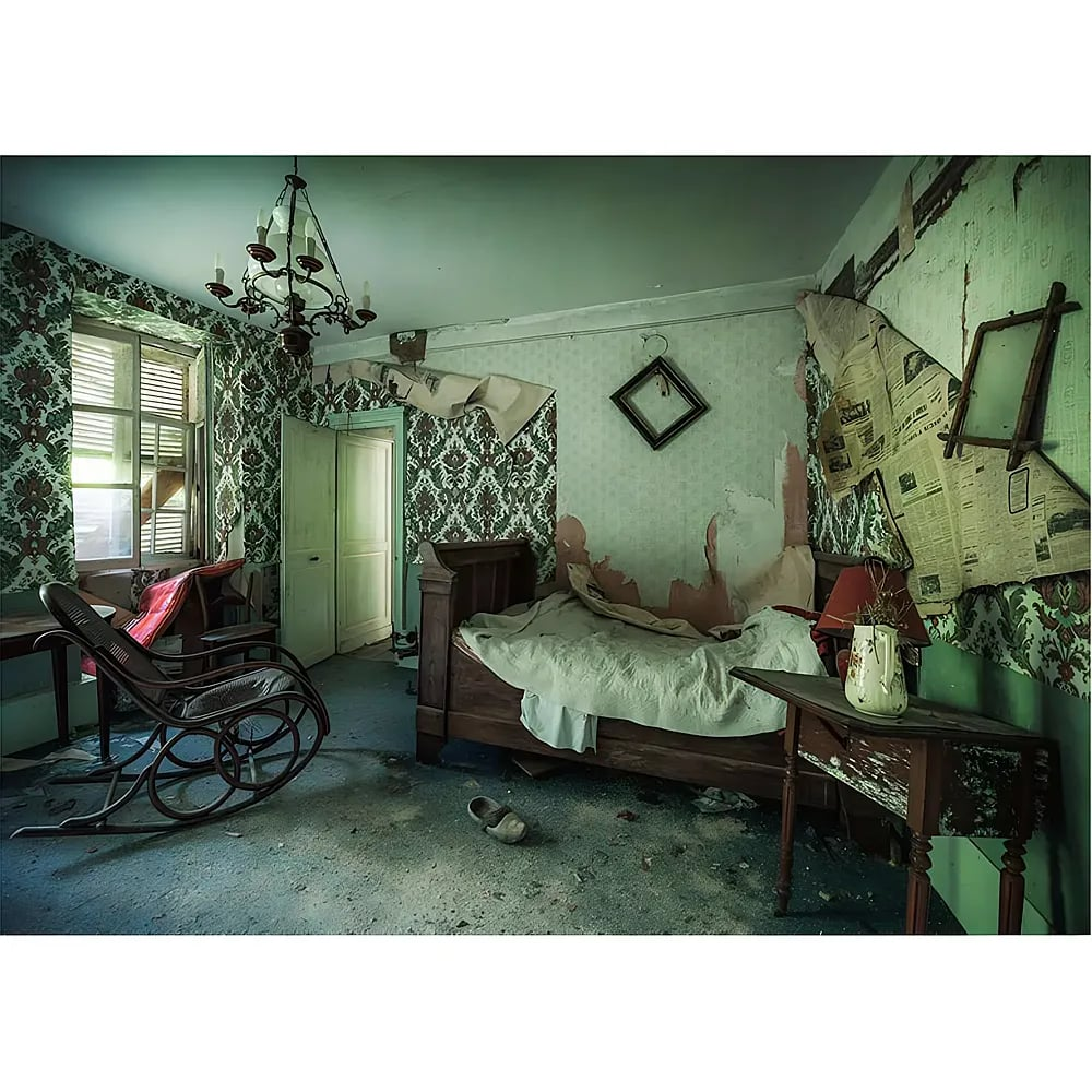 Ein verlassenes, staubiges Schlafzimmer mit Holzbett, Schaukelstuhl, abblätternder Tapete und Zeitungen.