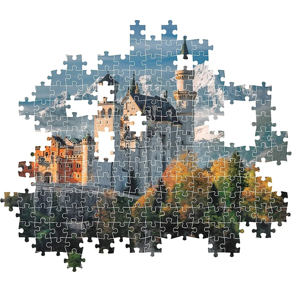 Ein unvollständiges Schloss Neuschwanstein-Puzzle vor schneebedeckten Bergen und herbstlichen Bäumen.