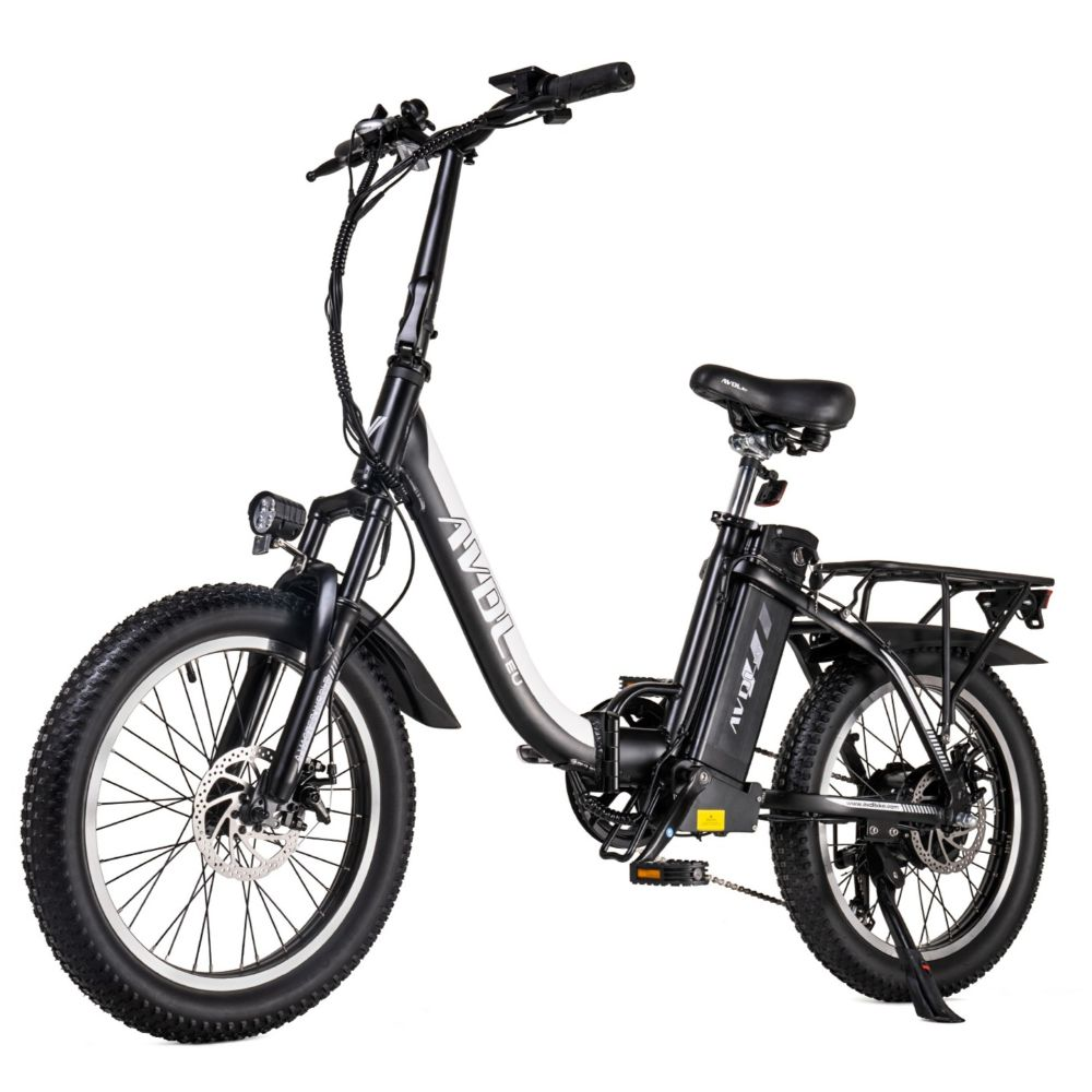 Bicicleta eléctrica plegable en blanco y negro con neumáticos gruesos, faro delantero y parrilla trasera.