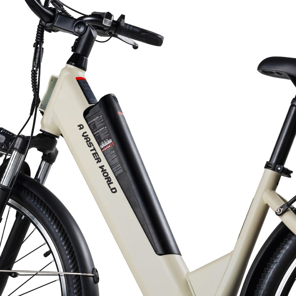 Primer plano de un cuadro de e-bike beis con una batería negra en el tubo diagonal sobre fondo blanco.