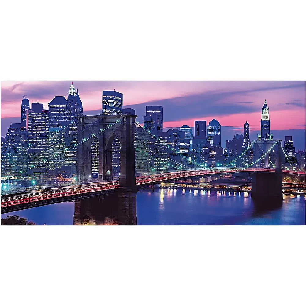Le pont de Brooklyn la nuit avec la skyline illuminée de Manhattan et un ciel de crépuscule rose.