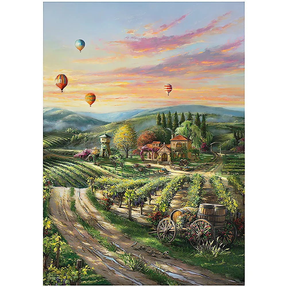 Landschaft mit Weinbergen, einer Villa und Heißluftballons am Abendhimmel.