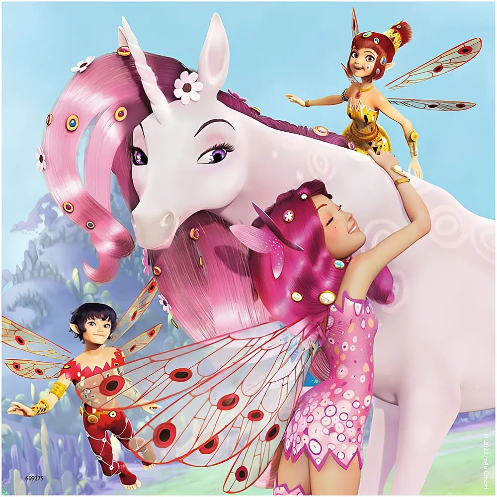 Tre fate e un unicorno bianco con criniera rosa sono raffigurati sullo sfondo di un paesaggio fantastico.