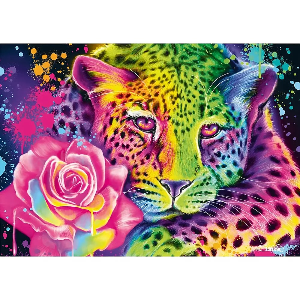 Ein farbenfrohes Leopardengesicht mit leuchtenden Flecken neben einer großen rosa Rose vor dunklem Hintergrund.