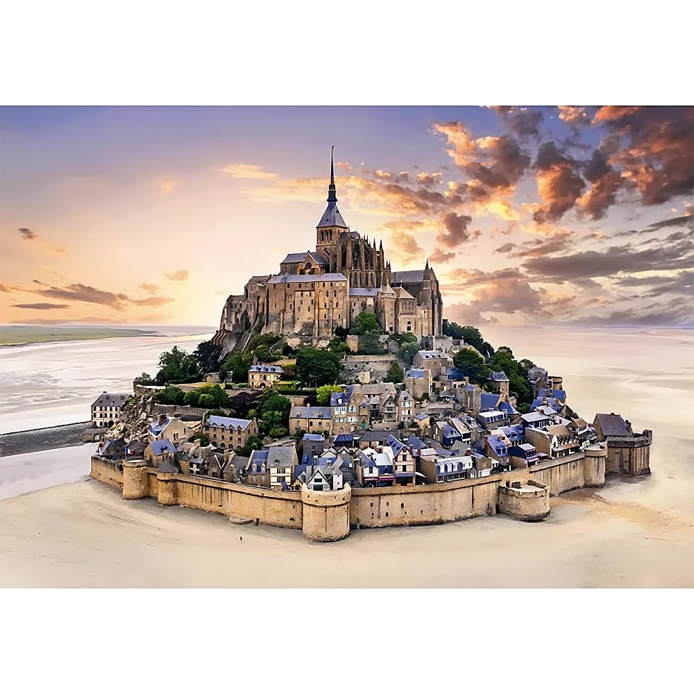 Die historische Abtei Mont Saint-Michel steht auf einer felsigen Insel inmitten von Sand bei Sonnenuntergang.