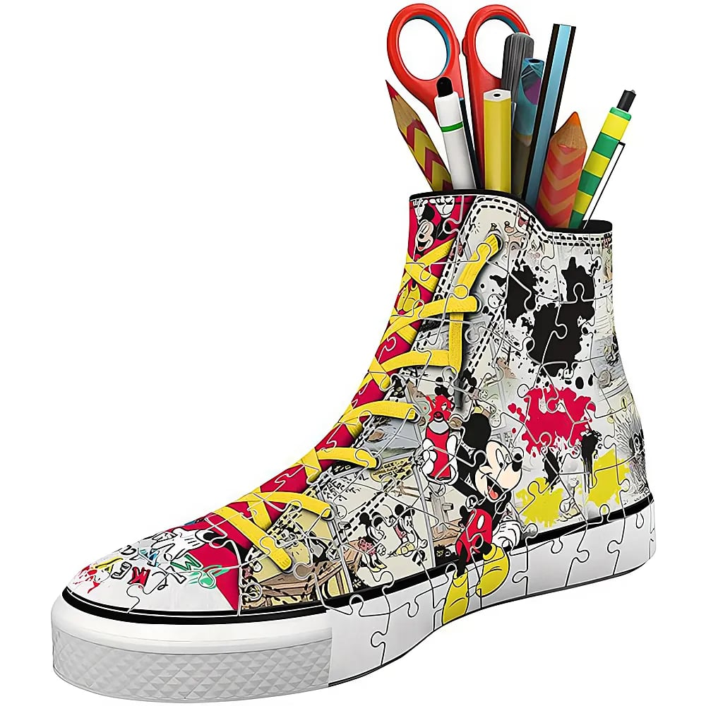 Ein bunter High-Top-Sneaker aus Puzzle-Teilen dient als Stiftehalter mit Schere und Stiften.