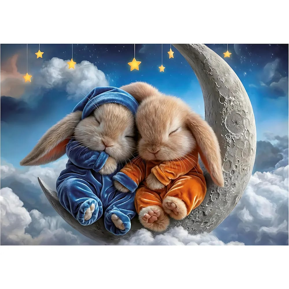 Dos conejitos lindos en pijamas azul y naranja duermen plácidamente en una luna creciente rodeados de estrellas.