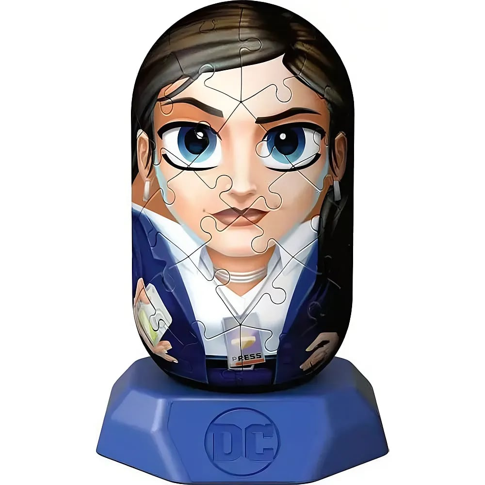 Ein 3D-Puzzle in Kapselform zeigt eine Frau mit blauen Augen und Presseausweis auf einem blauen DC-Sockel.