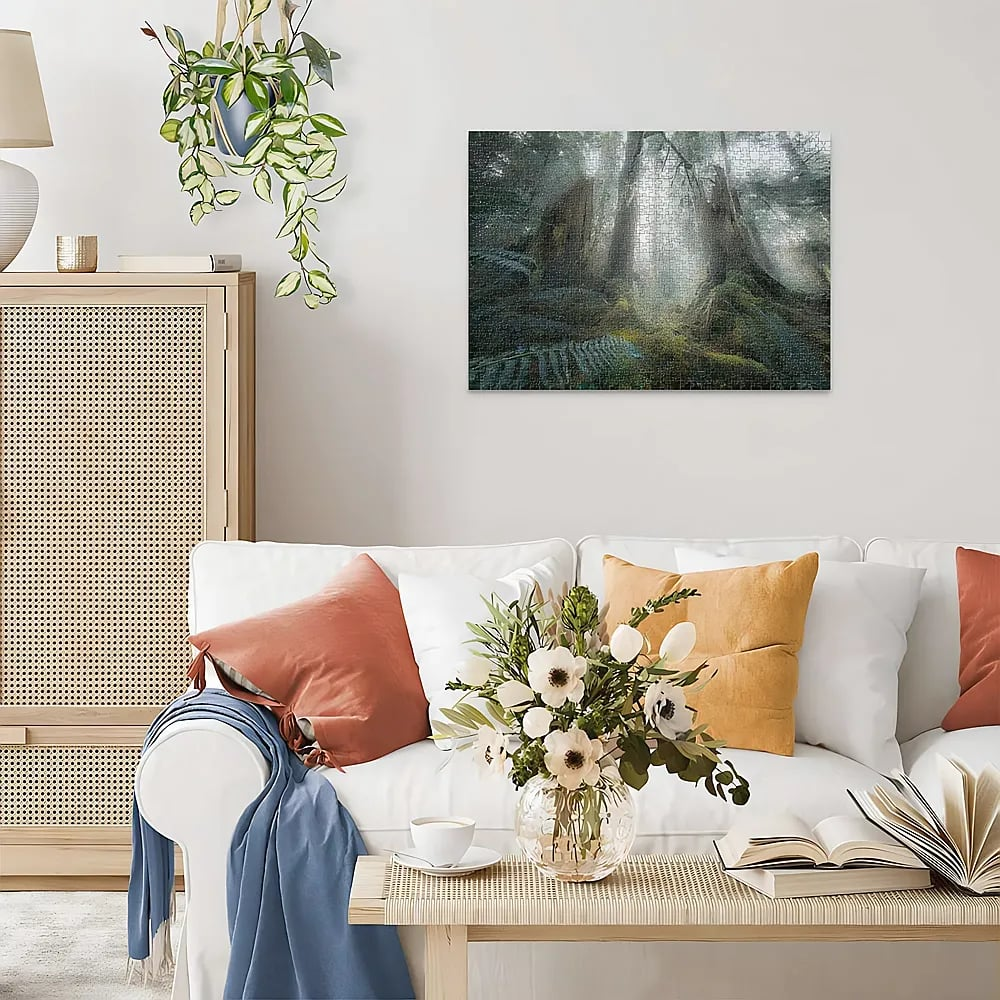 Wohnzimmer mit weißem Sofa, bunten Kissen, Beistelltisch mit Blumen, Astreinrichtung und Waldbild an der Wand.