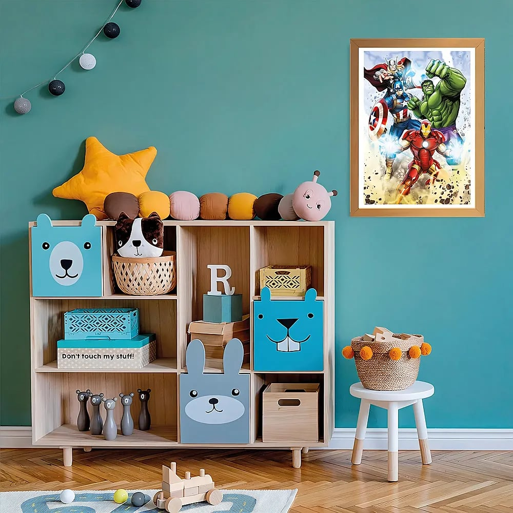 Een kinderkamer met een kleurrijke speelgoedkast, een ingelijste superheldenposter en een krukje.