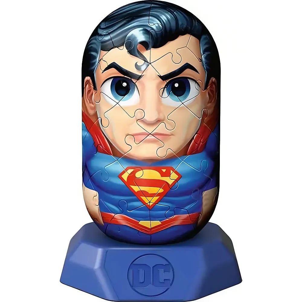 Ein kapselförmiges Superman-Puzzle auf einem blauen DC-Sockel.