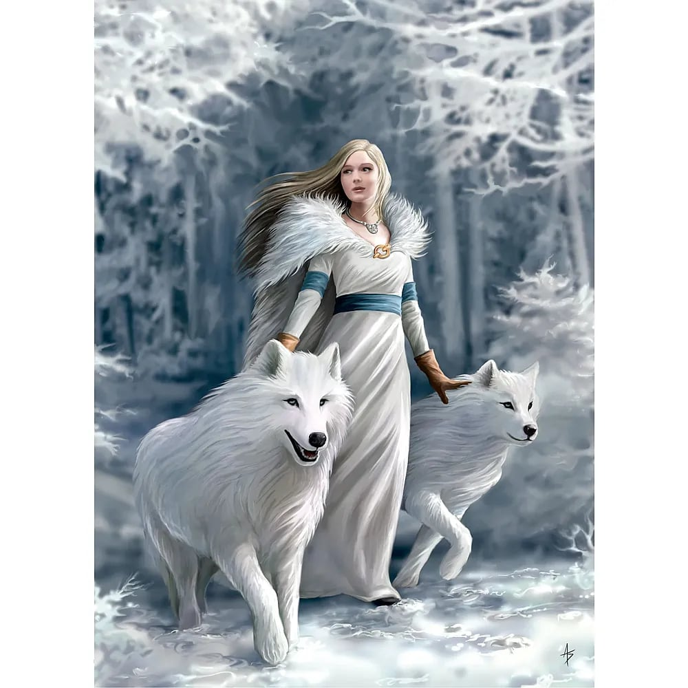 Una mujer rubia con túnica blanca camina con dos lobos blancos por un bosque nevado y helado.