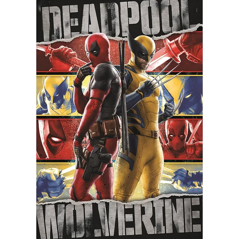 Deadpool und Wolverine stehen Rücken an Rücken vor einem Plakat mit Comic-Grafiken.