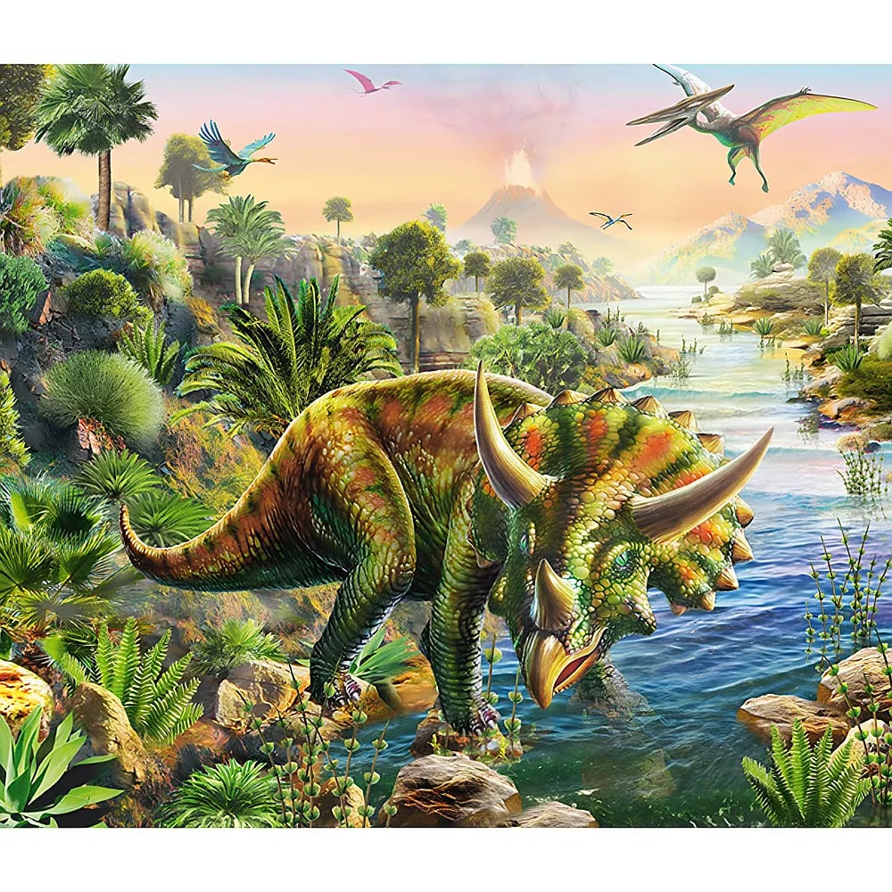 Un Triceratopo vicino a un fiume in un paesaggio preistorico con vulcano e dinosauri volanti.