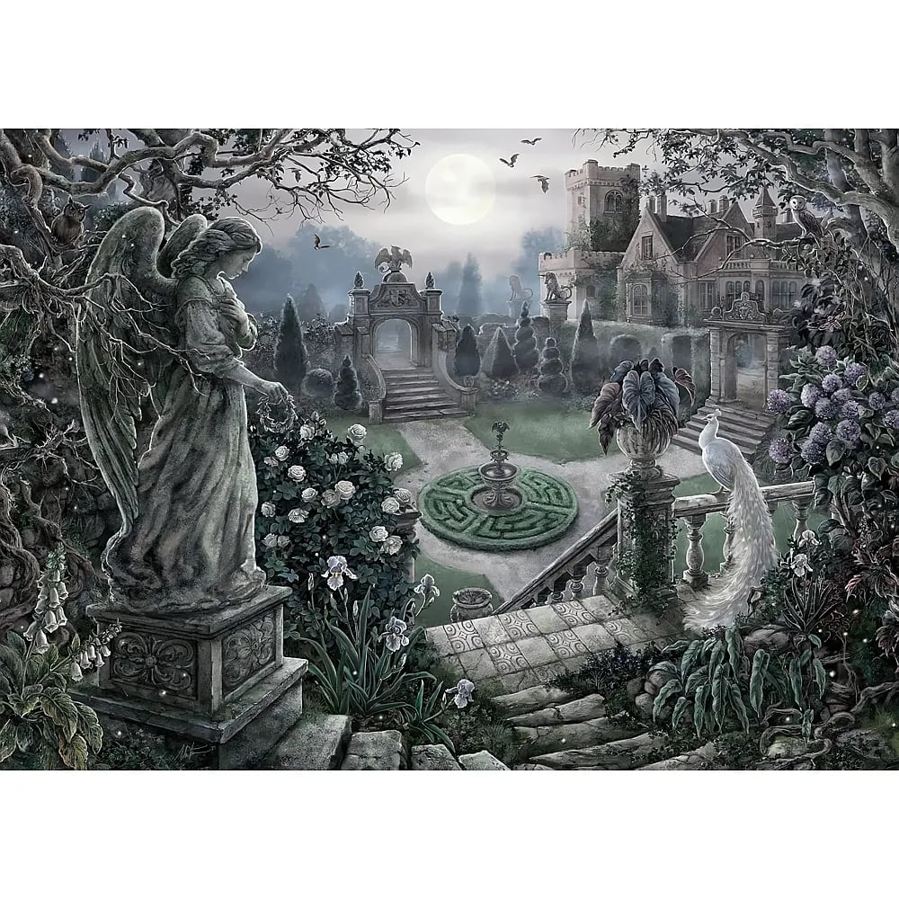 Mondbeschienener Fantasiegarten mit Steinstatue, Pfau auf Treppe, kleinem Brunnen und großem Herrenhaus im Hintergrund.