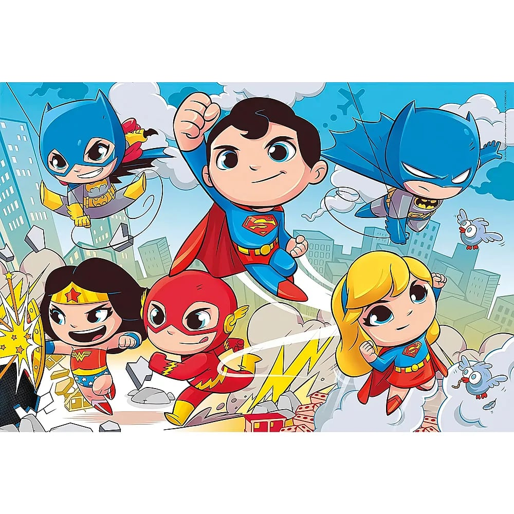 Zeichentrick-Chibi-DC-Superhelden wie Superman, Batman, Wonder Woman und The Flash fliegen über eine Stadt.
