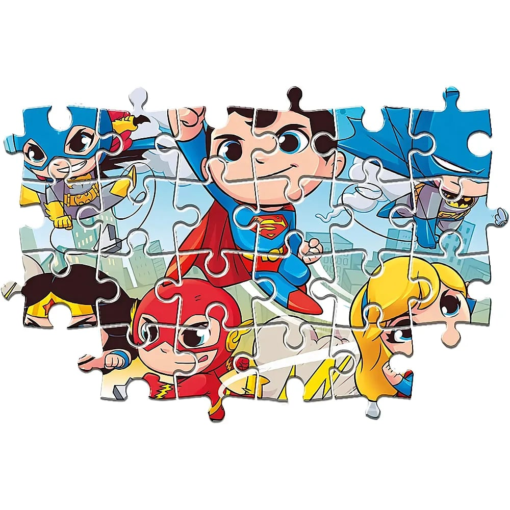Ein buntes Puzzle zeigt chibi-artige Superhelden wie Superman und Batman vor einer Skyline.