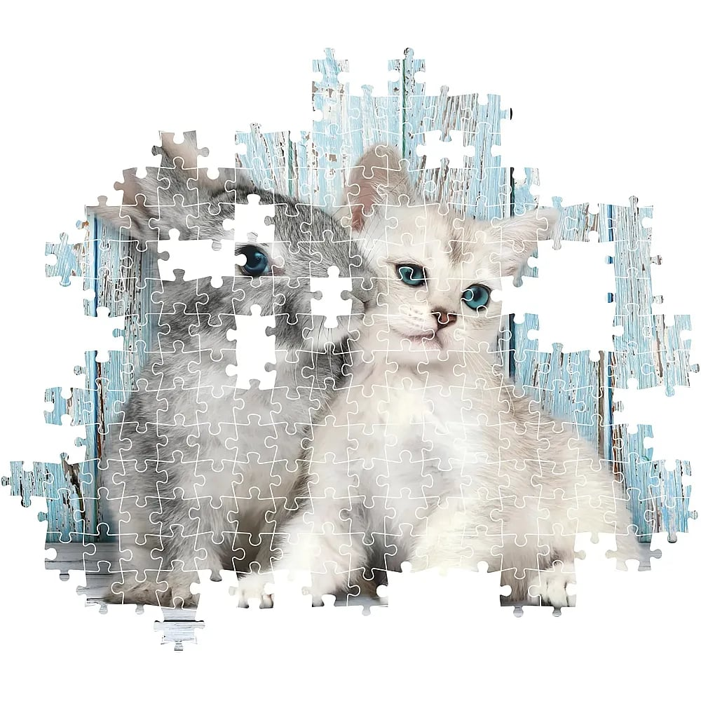 Een onvoltooide puzzel toont een grijs konijn en een wit kitten tegen een blauwe houten muur.