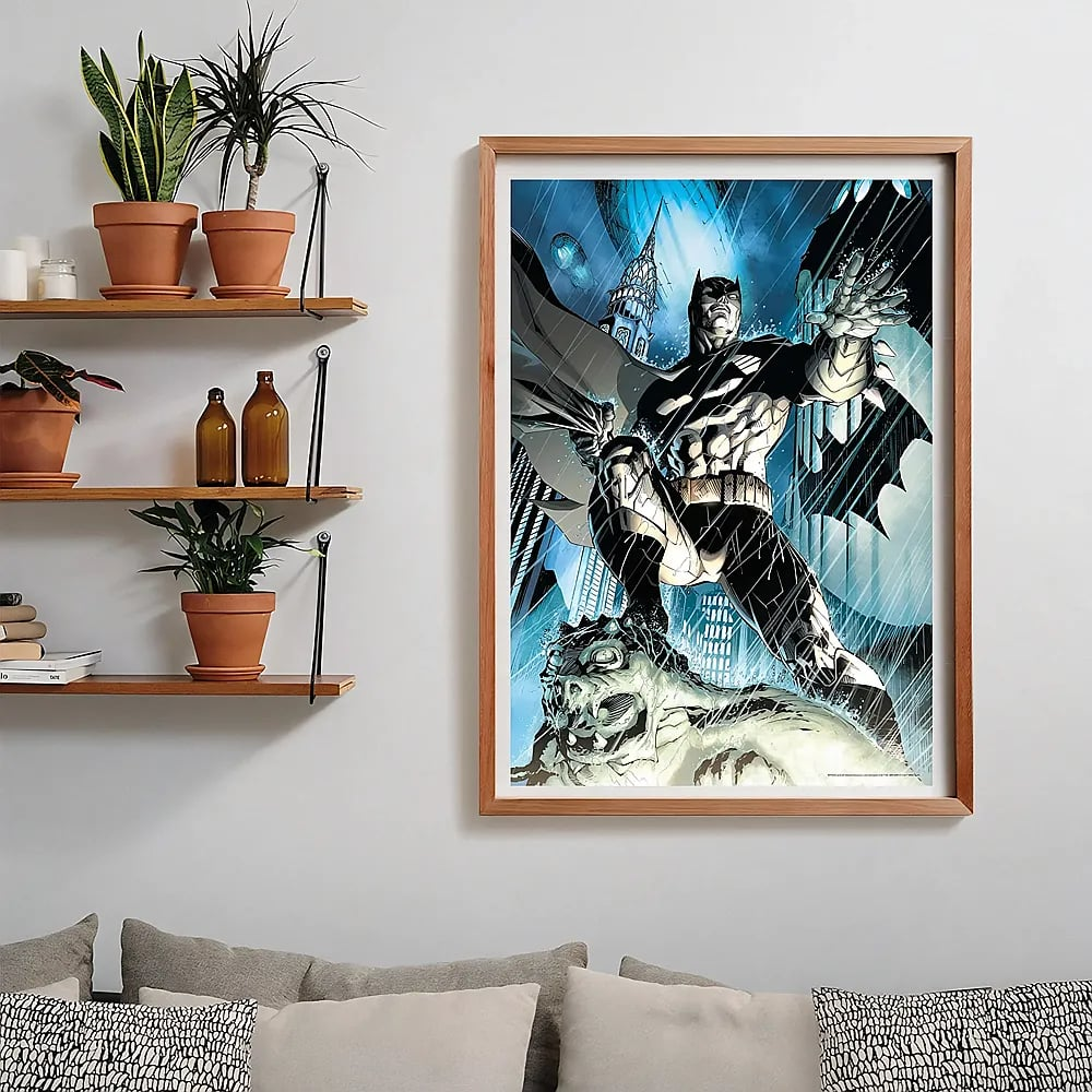 Ein gerahmtes Batman-Poster im Regen über einem Sofa, neben Regalen mit Pflanzen.