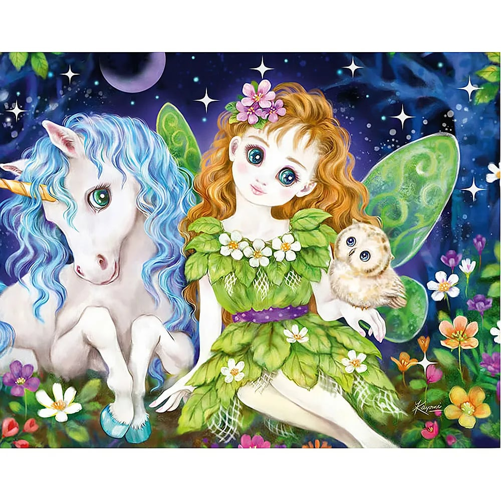 Una fata in abito di foglie verdi tiene un gufo accanto a un unicorno bianco, in un magico sfondo di foresta stellata.