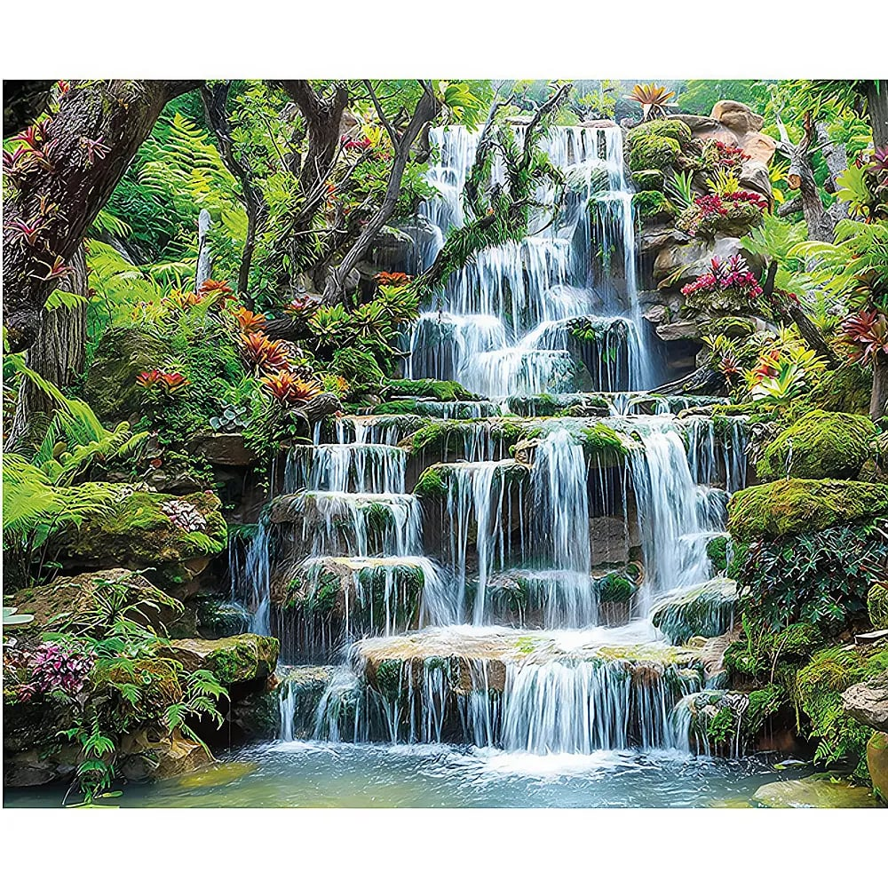 Una cascata a gradoni in una giungla tropicale verde e lussureggiante con rocce muschiose.