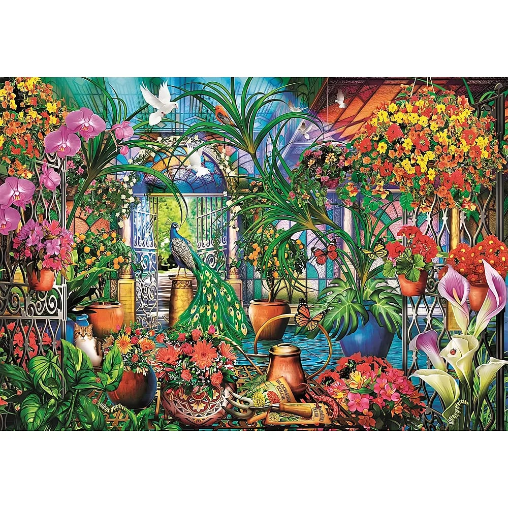 Ein üppiges Gewächshaus mit lebhaften Blumen, einem Pfau auf einem Sockel, fliegenden Tauben und einer ruhenden Katze.