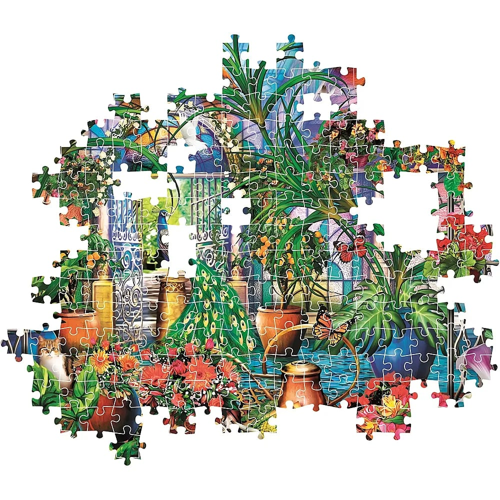 Ein teilweise gelegtes Puzzle zeigt ein farbenfrohes Gewächshaus mit Pflanzen, Blumen, einem Pfau und einer Katze.