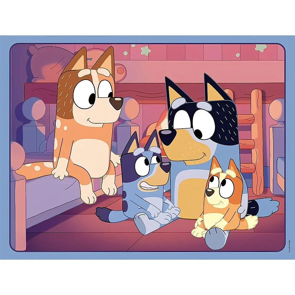 Vier blaue und orange Hundefiguren aus der Zeichentrickserie Bluey im Kinderzimmer.