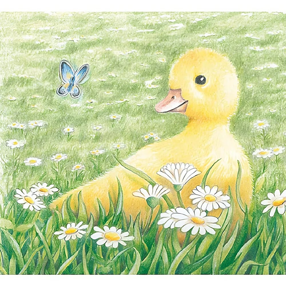 Ein gelbes Entlein sitzt im Gras mit weißen Blumen, während ein blauer Schmetterling fliegt.