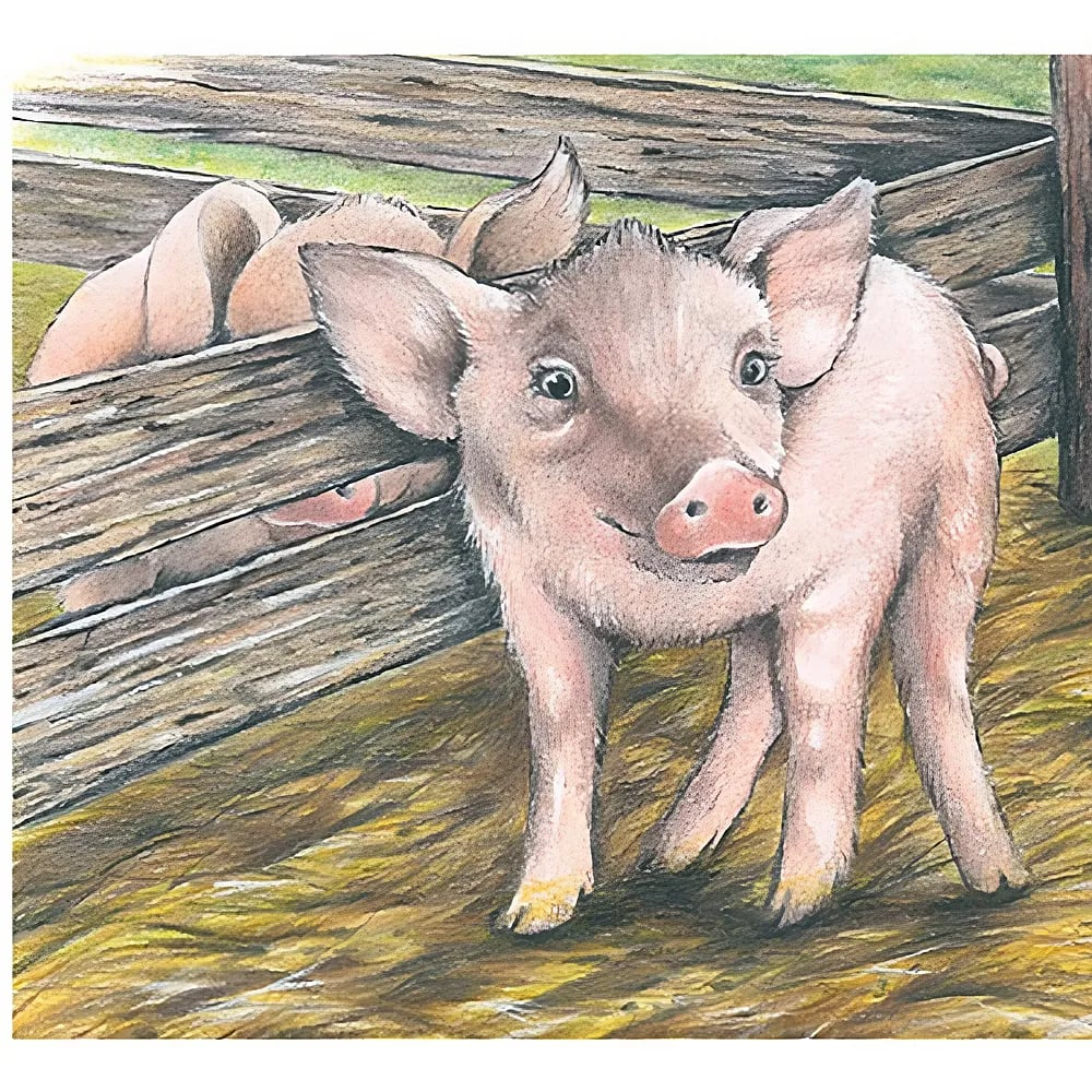 Ein rosafarbenes Ferkel steht vor einem Holzzaun auf Stroh, ein weiteres Ferkel ist dahinter zu sehen.