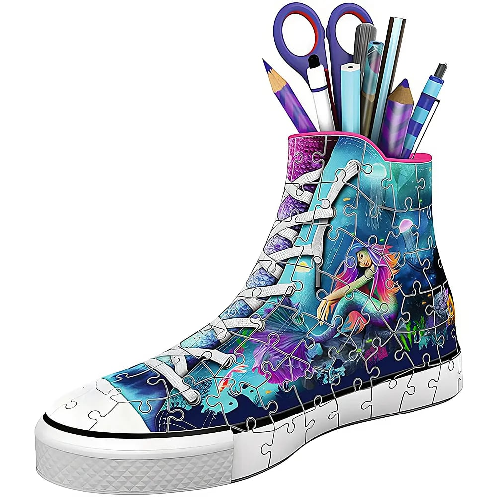 Ein Sneaker-förmiger Stiftehalter aus Puzzle-Teilen mit einer Meerjungfrauen-Szene und Stiften darin.