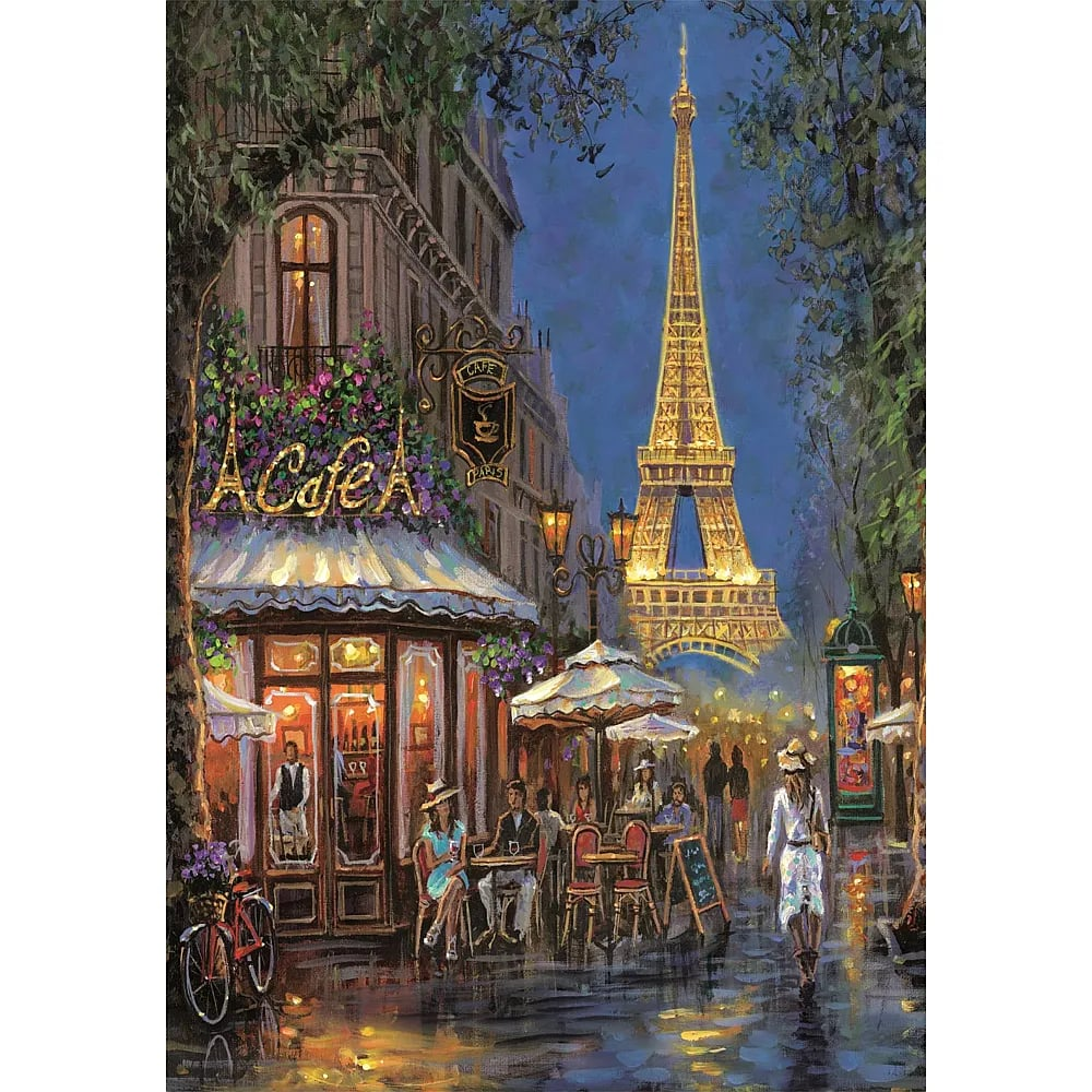 Un café callejero en París por noche con la Torre Eiffel iluminada de fondo y gente sentada bajo la lluvia.