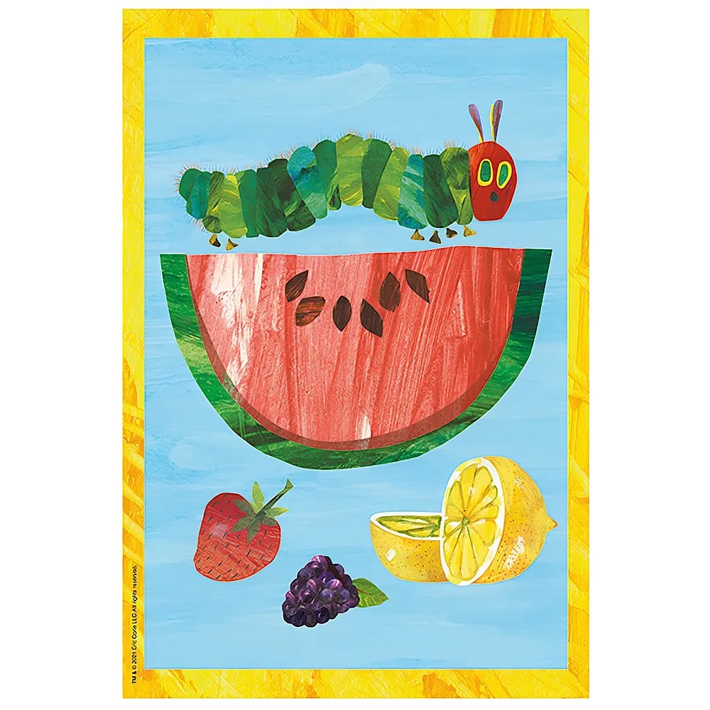 Eine grüne Raupe krabbelt über Wassermelone, Erdbeere, Brombeere und Zitrone auf blauem Grund.