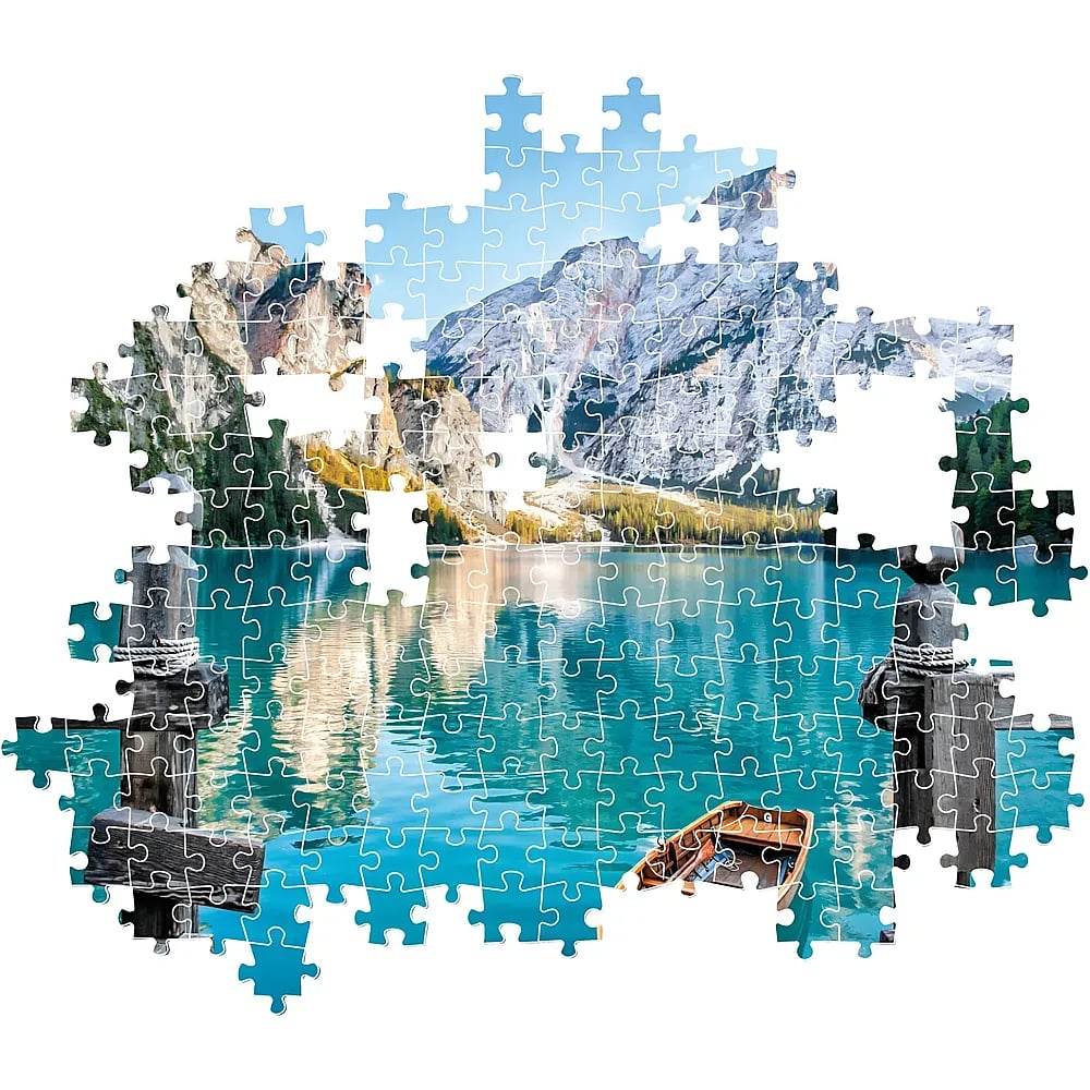 Ein Puzzle zeigt einen türkisblauen Bergsee mit einem kleinen Holzboot, Holzsäulen und schneebedeckten Bergen.