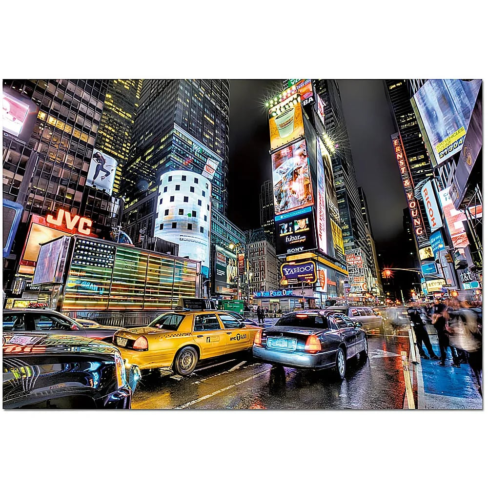 Times Square de noche con carteles luminosos, taxis amarillos y peatones en una calle mojada.