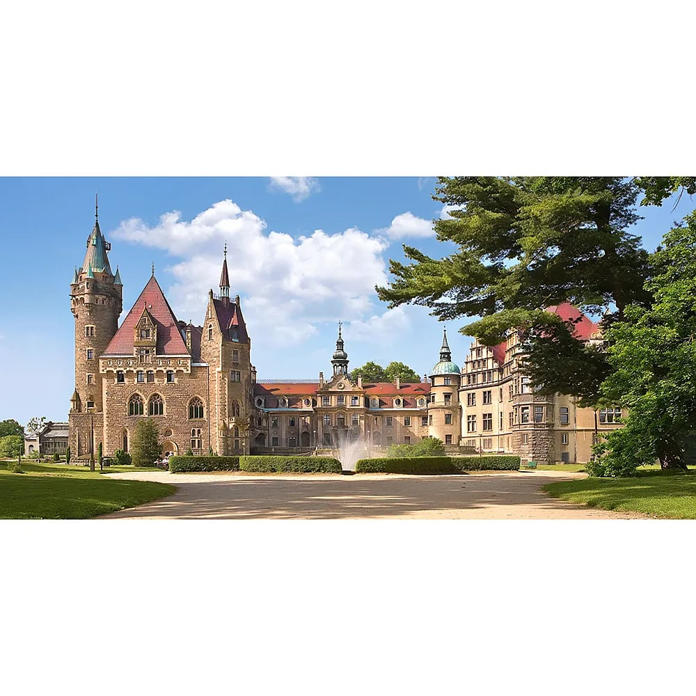 Ein großes historisches Schloss mit Türmen, roten Dächern und einem Garten mit Springbrunnen vor blauem Himmel.