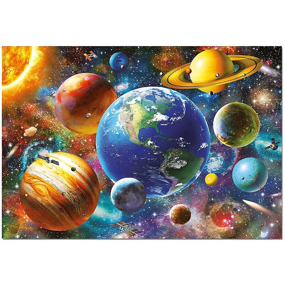 Buntes Bild des Sonnensystems mit der Erde im Zentrum, umgeben von Planeten und Satelliten vor Sternenhintergrund.