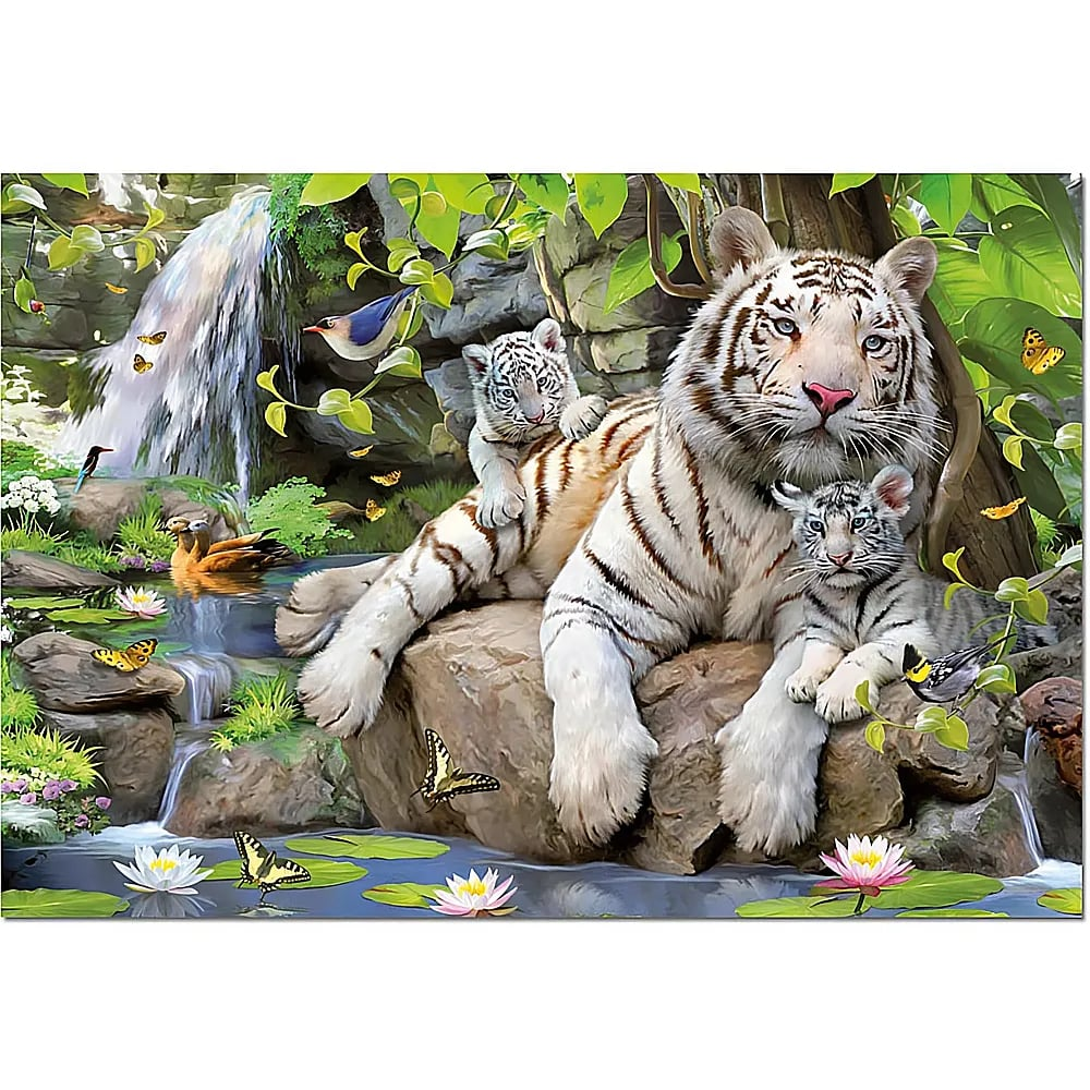 Eine weiße Tigermutter mit zwei Jungen an einem Wasserfall mit Blumen, Schmetterlingen und üppigem Grün.
