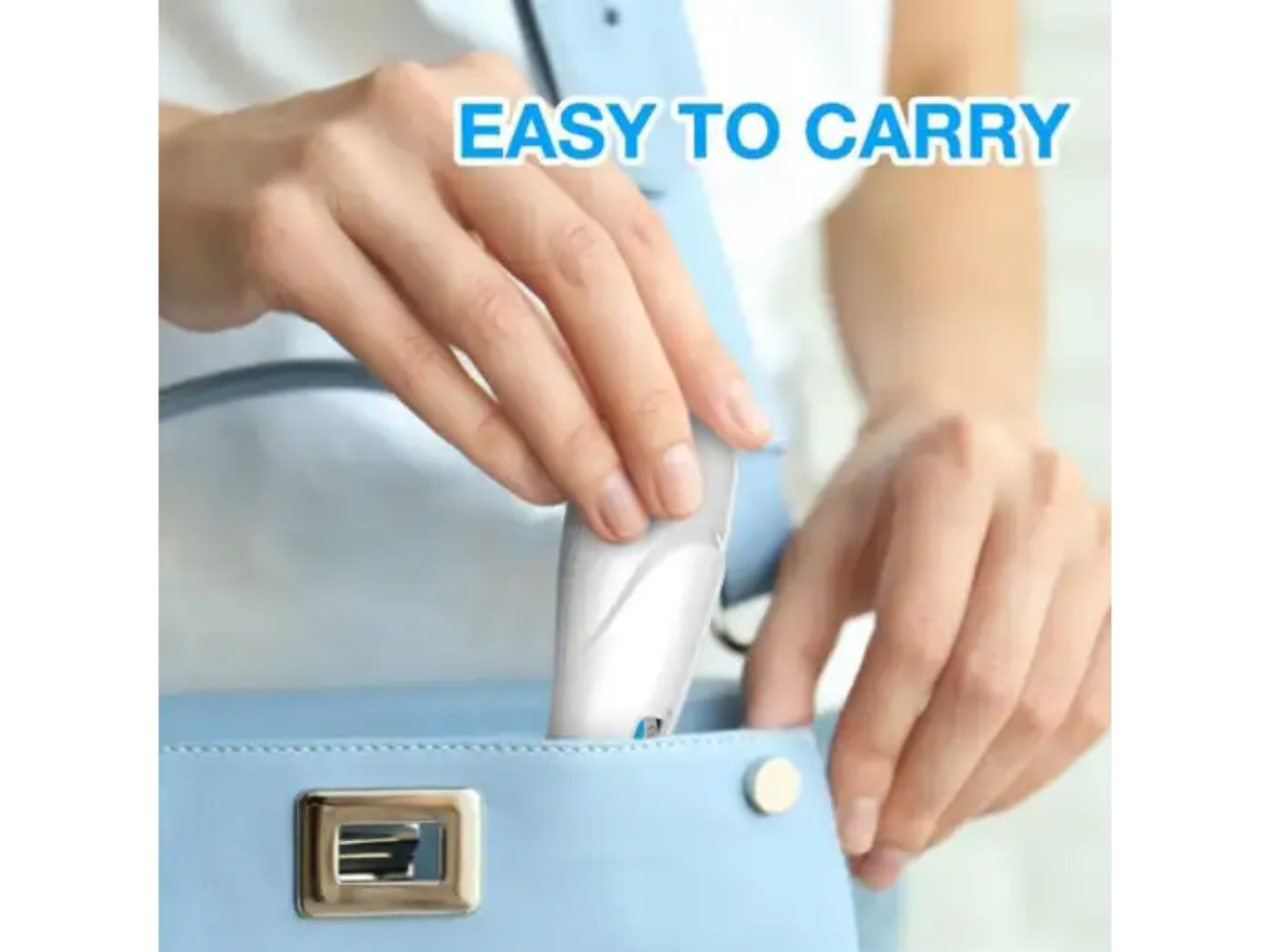 Eine Person legt ein kleines weißes Gerät in eine hellblaue Handtasche mit dem Text EASY TO CARRY.