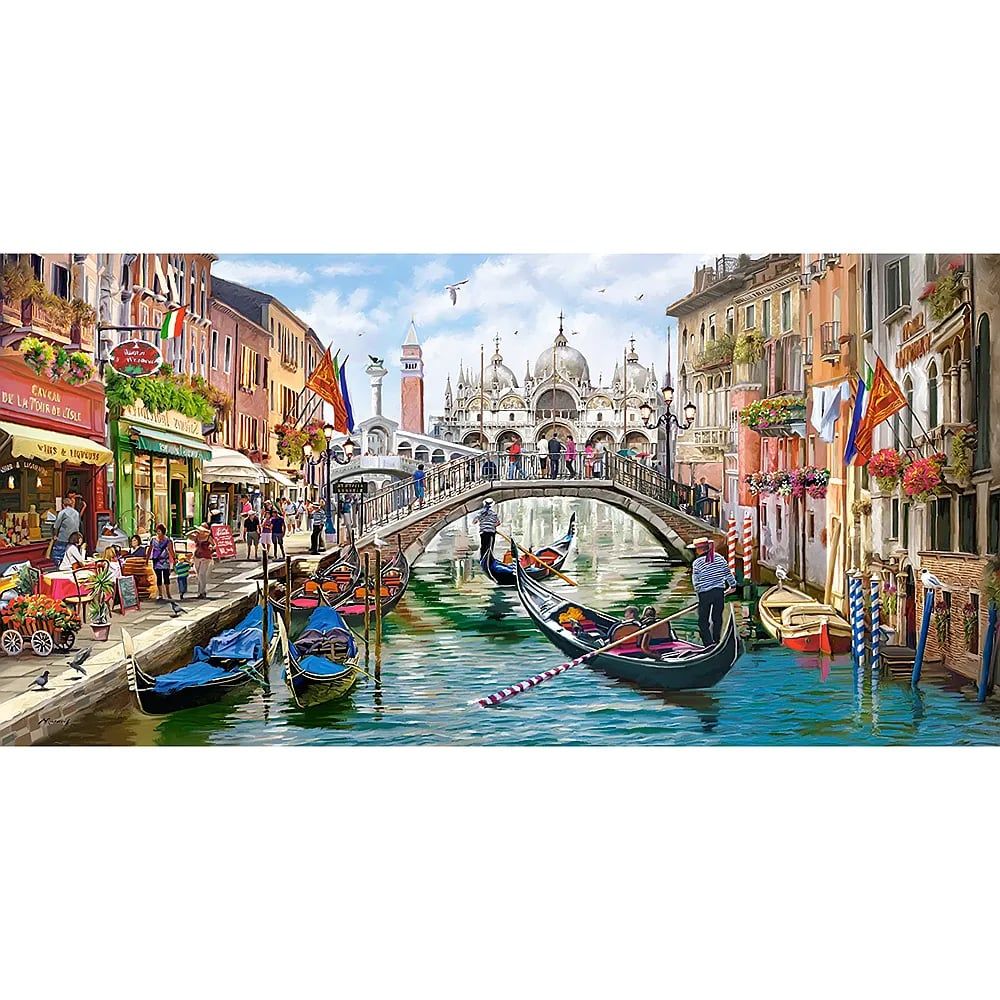 Gondeln fahren auf einem Kanal in Venedig, umgeben von historischen Gebäuden und einer Brücke.