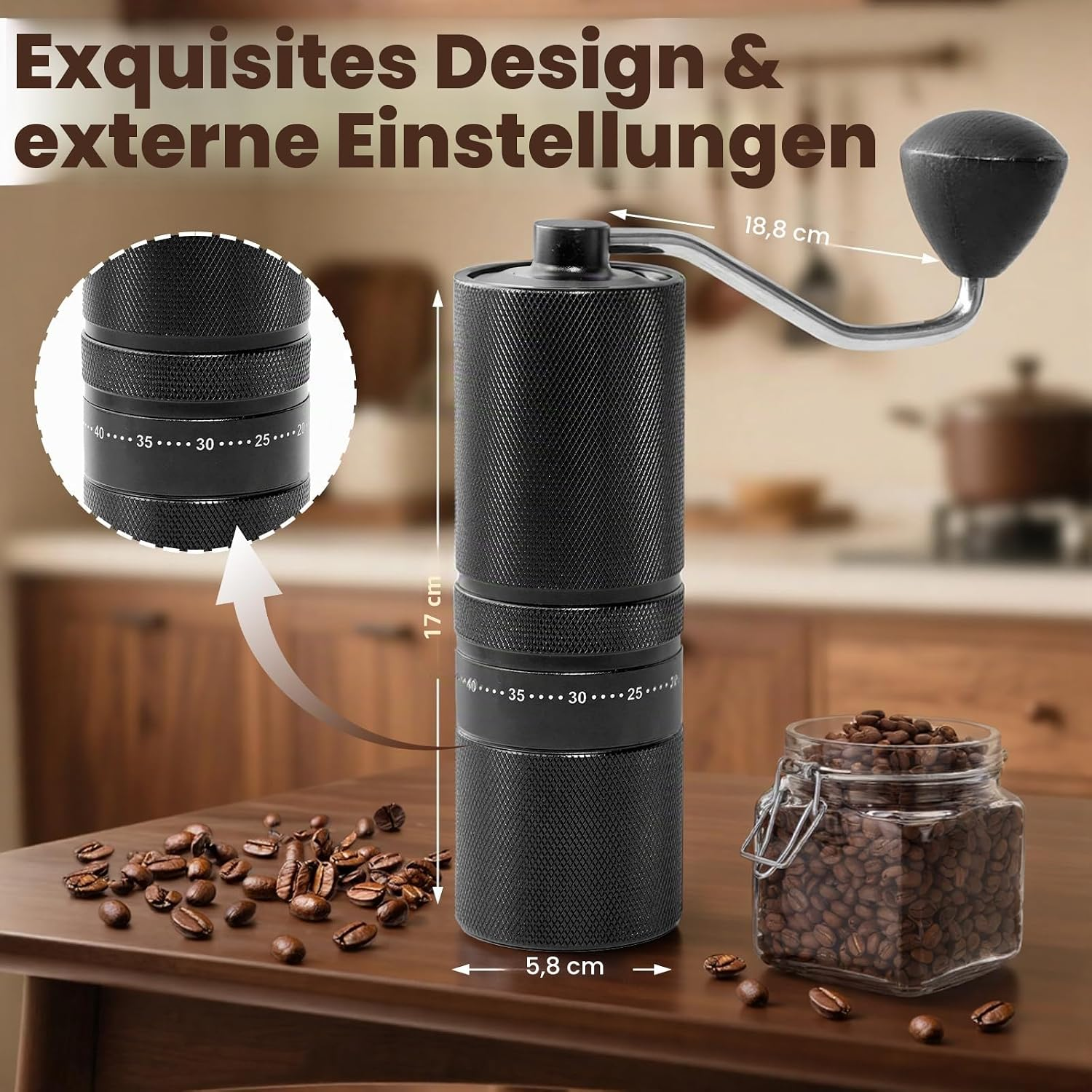 Schwarze manuelle Kaffeemühle mit Bohnen und Glas auf Holztisch in Küche.
