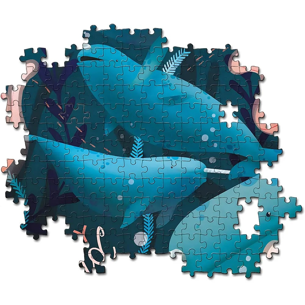 Ein blaues Unterwasser-Puzzle zeigt drei Narwale und Meerespflanzen auf dunklem Grund.