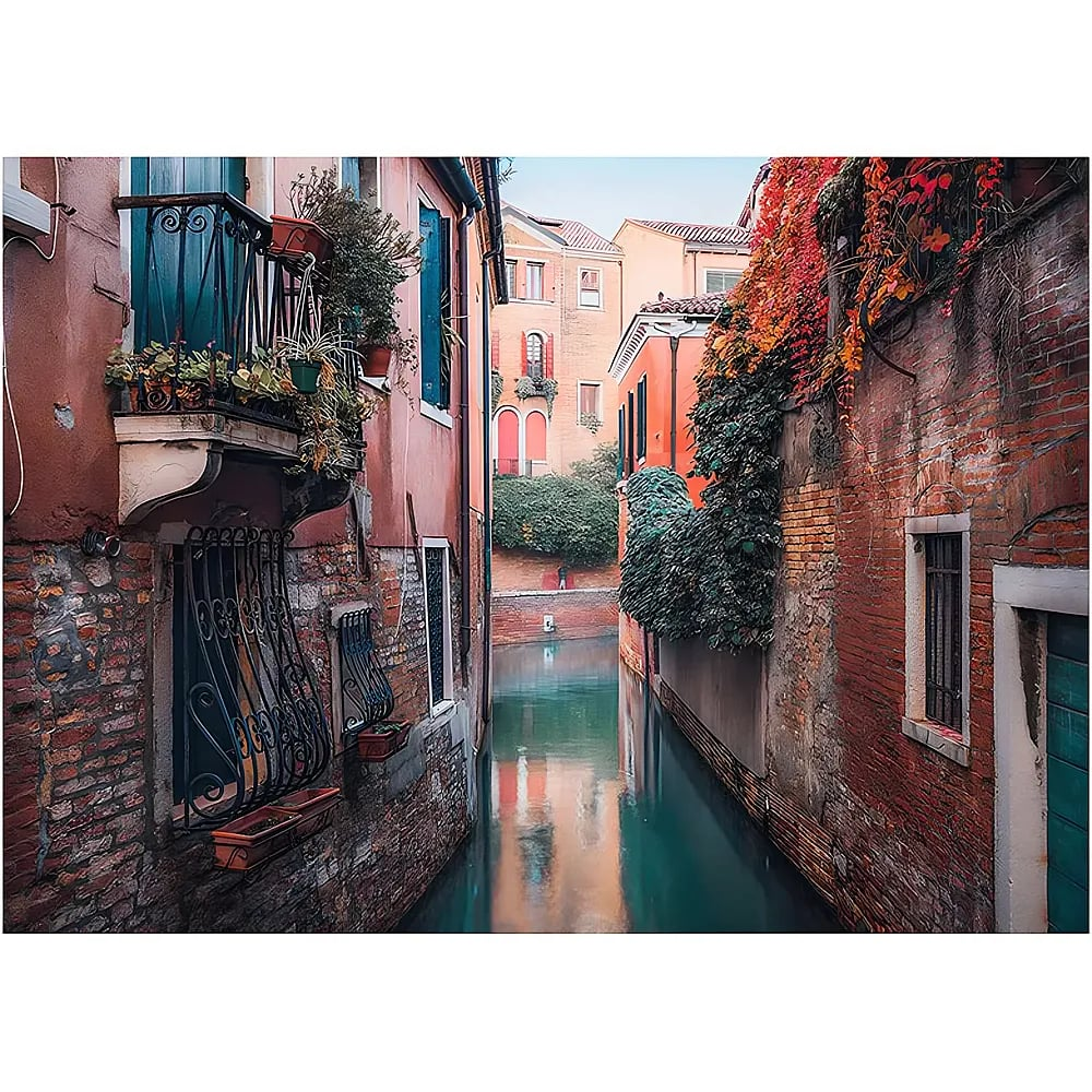 Un pittoresco canale veneziano fiancheggiato da vecchi edifici in mattoni rossi e acqua verde.