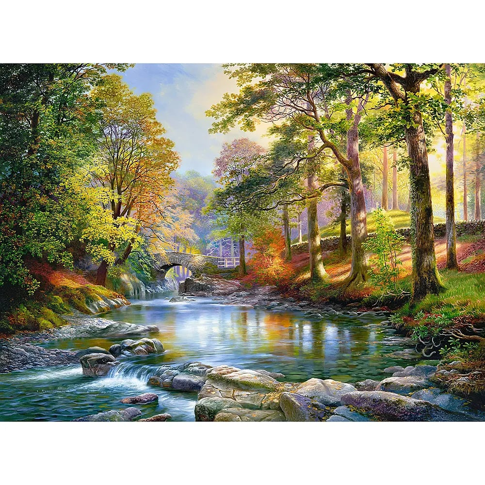 Ein malerischer Fluss fließt durch einen herbstlichen Wald, mit einer alten Steinbrücke im Hintergrund.