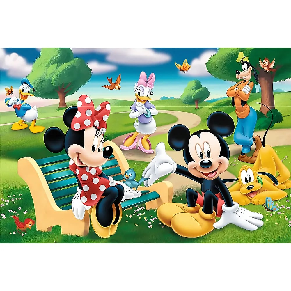 Mickey und Freunde in einem sonnigen Park mit Minnie auf einer Bank, Pluto, Donald, Daisy und Goofy im Hintergrund.